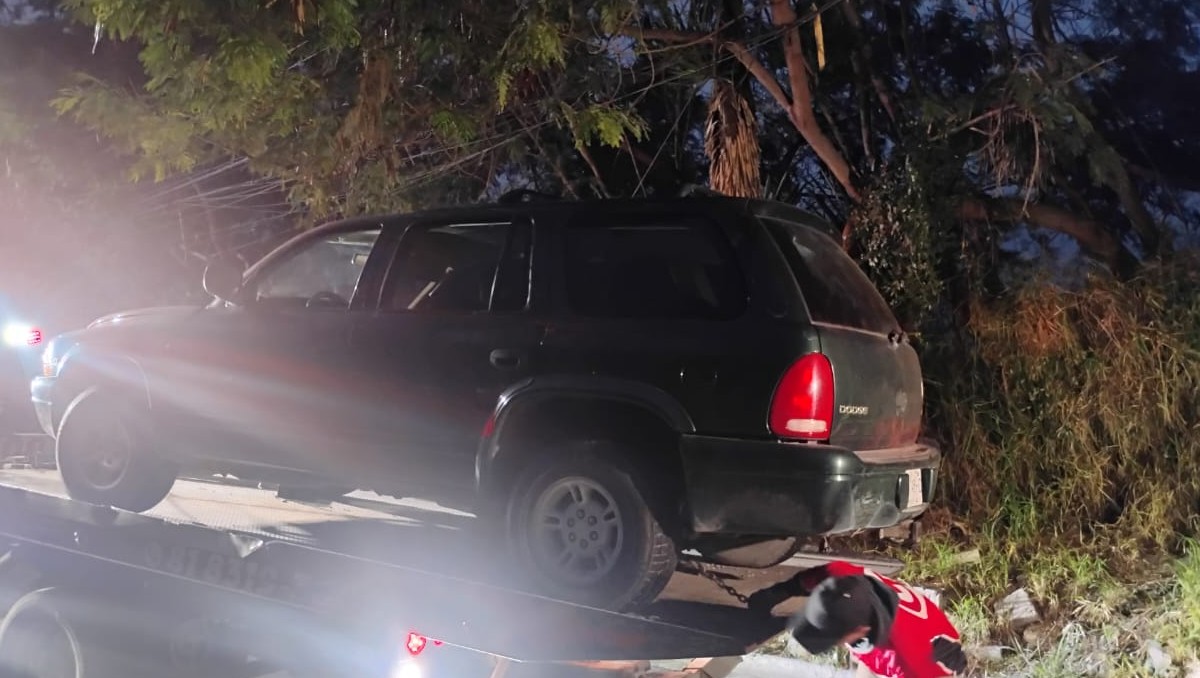 Horas después localizaron la camioneta en la que huyeron los ladrones. Foto: Especial