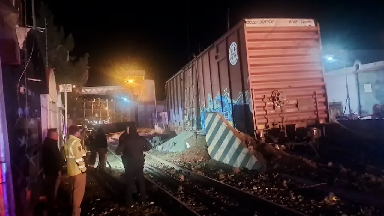 Vagón de ferrocarril se descarrila frente a la garita de Nogales