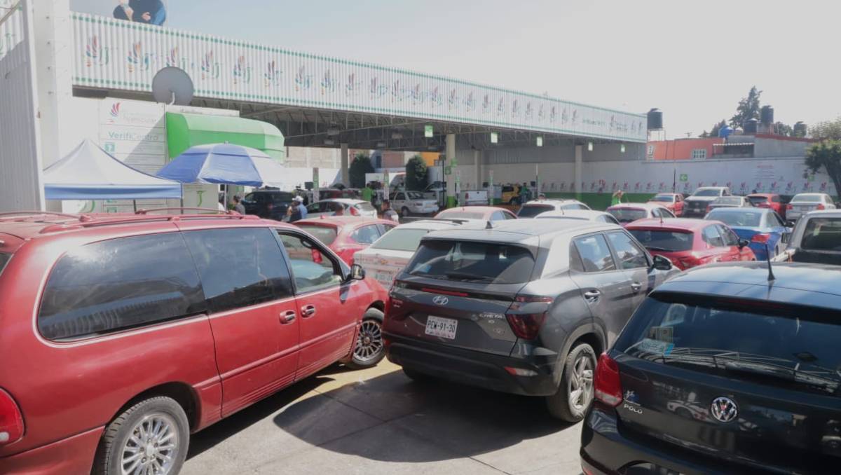 Automovilistas saturan verificentros antes de que termine 2025 y entre en vigor el Hoy No Circula en Toluca y Tianguistenco. Foto: Iván Carmona