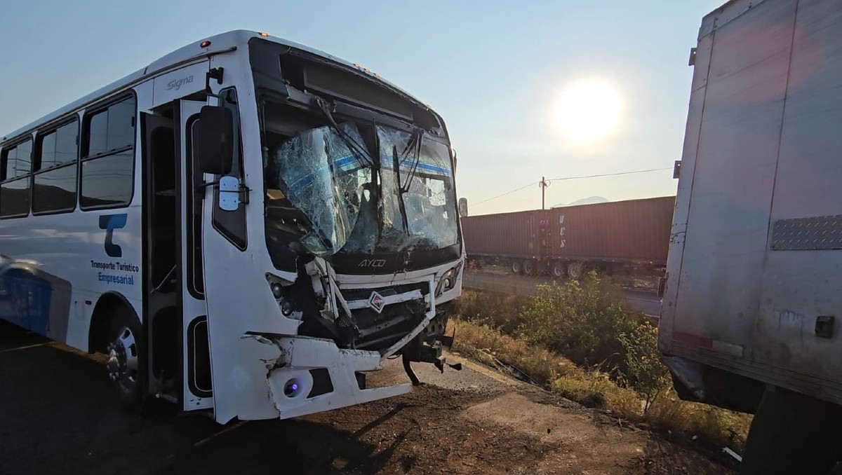 El camión de pasajeros quedó sobre la carretera a Colima en Tlajomulco (Juan Carlos Munguía)