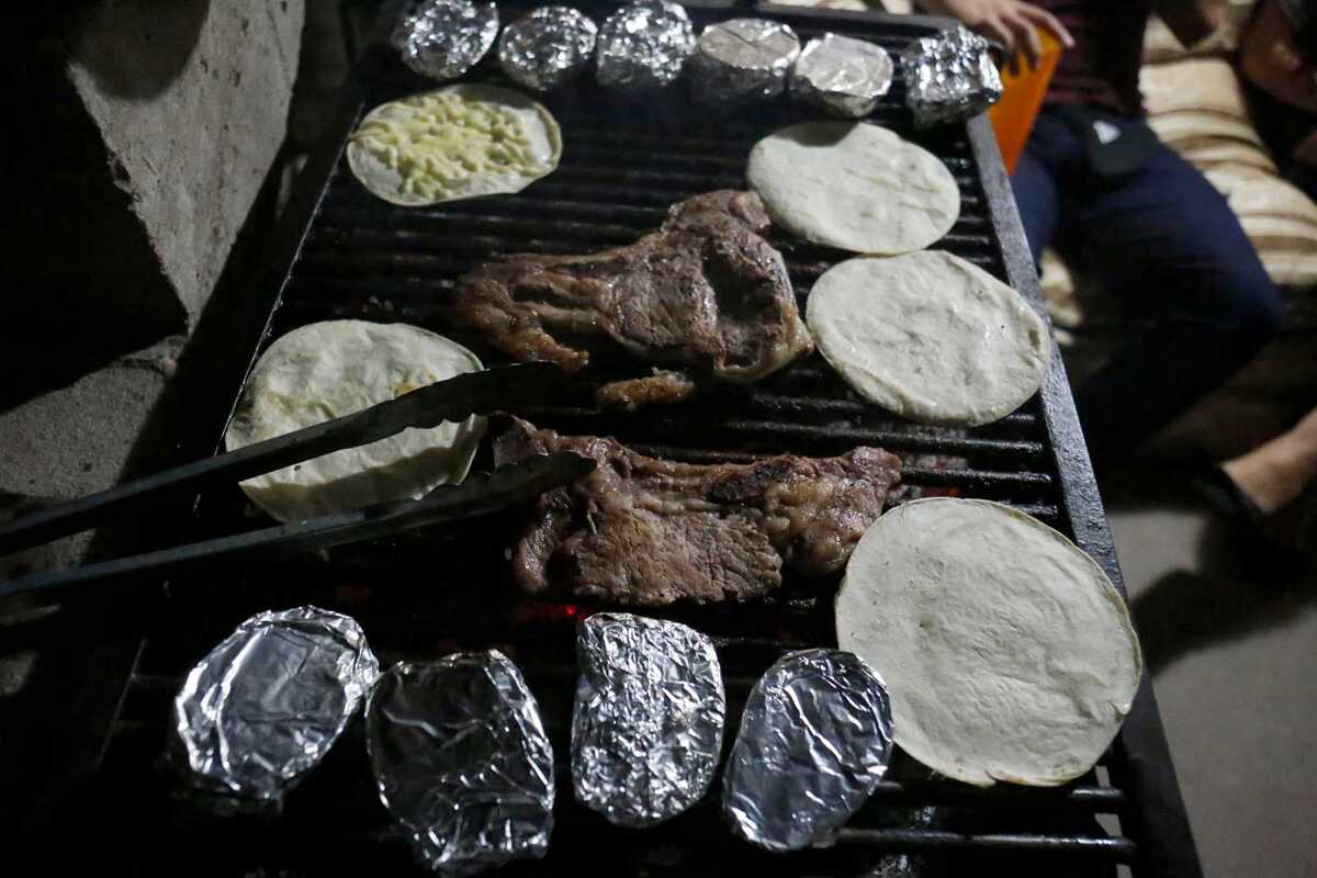 La carne asada es la cena lagunera por excelencia.| Rolando Riestra.
