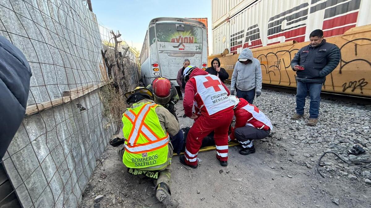 Esto se dio luego de que el chofer intentara ganarle el paso a la locomotora.| Especial.