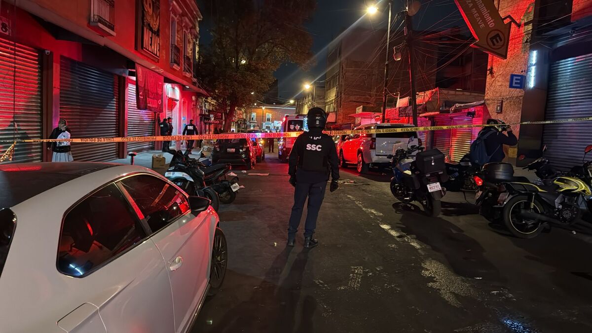 El puesto de comida fue acordonado por las autoridades capitalinas.