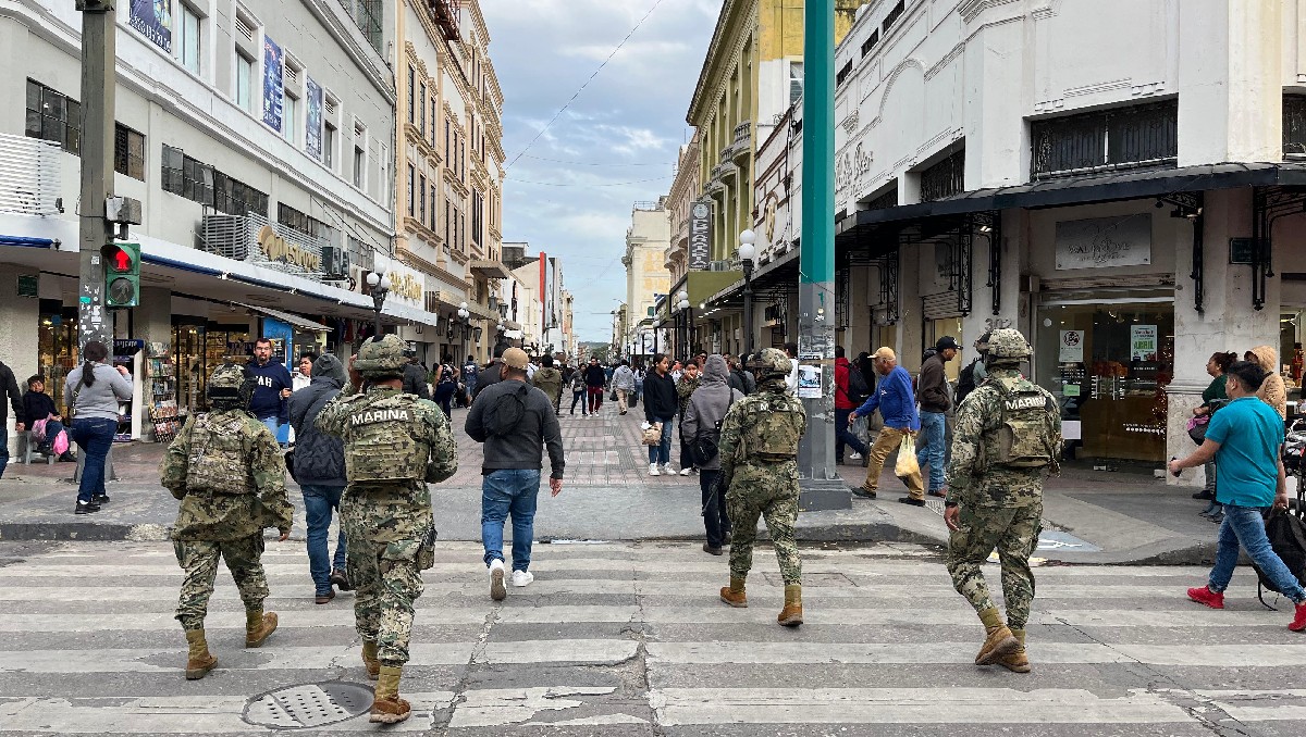 Elementos de la Secretaría de Marina inhiben la venta de pirotecnia en el centro de Tampico. (Yazmín Sánchez)