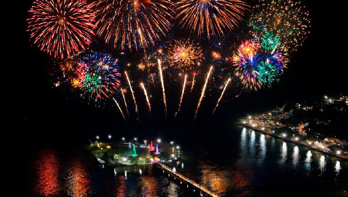 Fuegos pirotécnicos en la laguna del Champayán