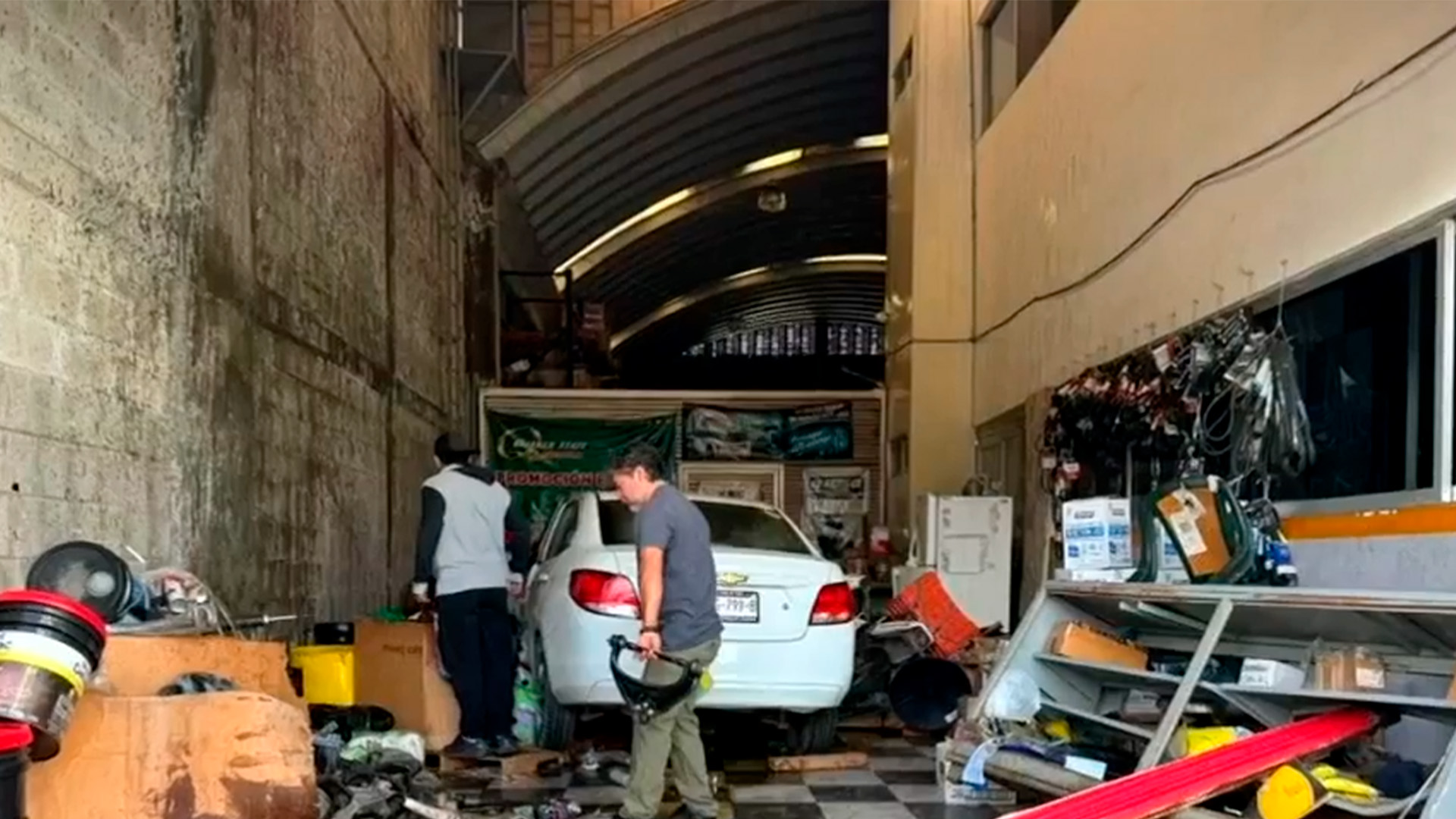 Fuerte choque en avenida Cuauhtémoc deja auto incrustado en refaccionaria en Veracruz