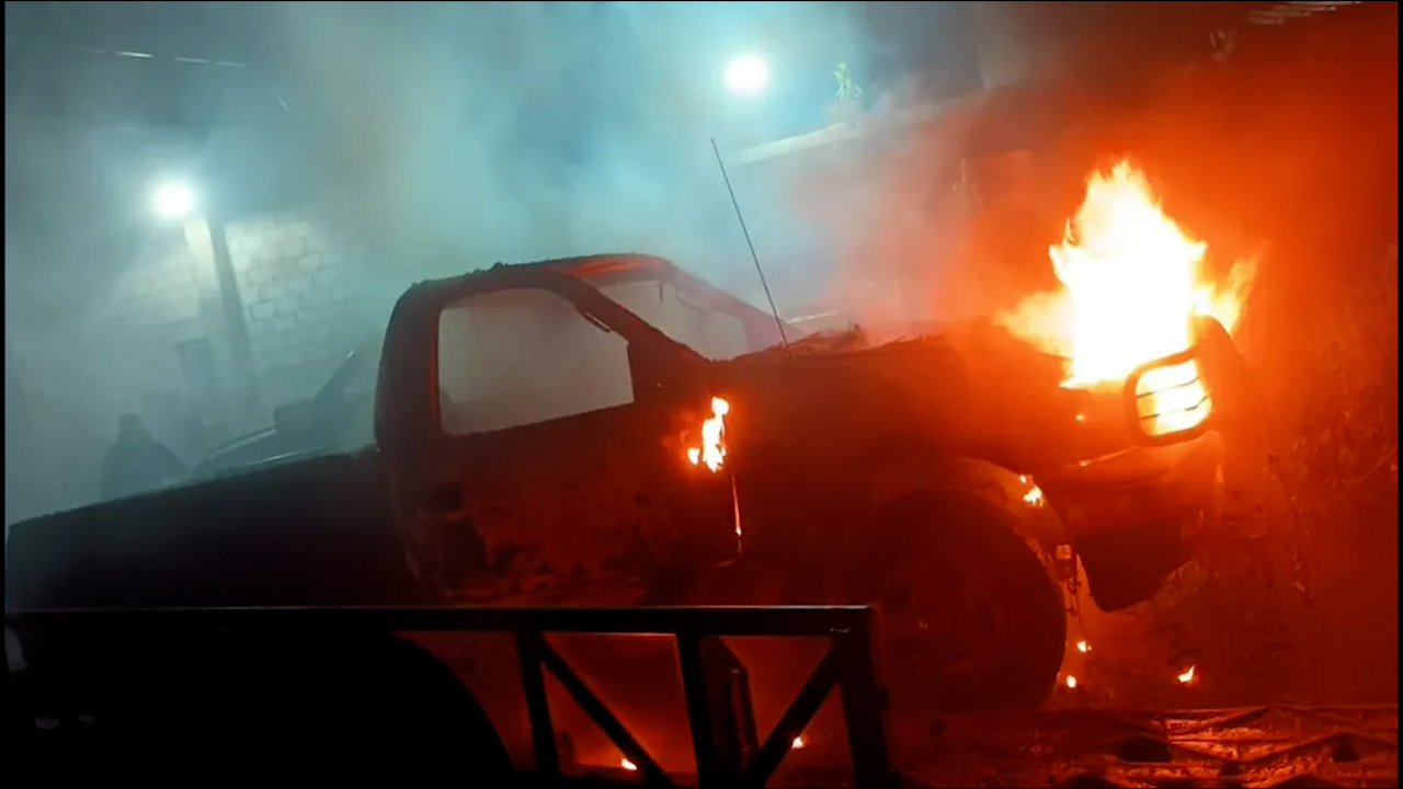 Grupo armado incendia vehículos de exalcalde de Palmar de Bravo