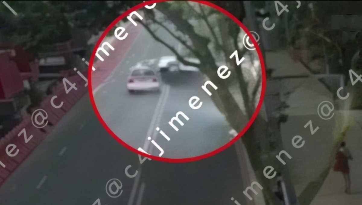 En las imágenes se observa como el taxista casi choca con otra unidad del mismo gremio. | Imagen: C4 Jiménez