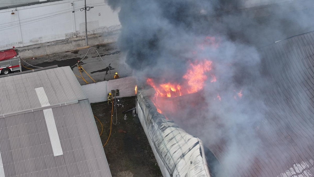 El incendio en bodega movilizó a corporaciones de auxilio a la colonia Del Norte en Monterrey | Omar Benavides