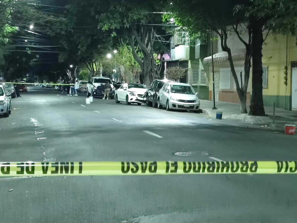 El Mercedes Benz quedó impactado contra una camioneta tras el ataque armado. | Foto: Juan Carlos Gutiérrez.