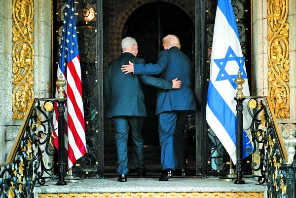 El republicano recibió en su residencia de Mar-a-Lago al primer ministro israelí, Benjamin Netanyahu. AFP