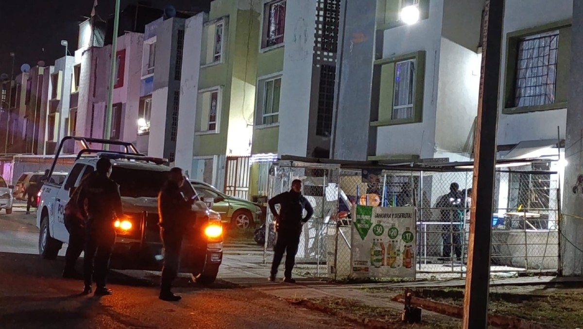 Autoridades acudieron al lugar del asesinato en un fraccionamiento de Tlajomulco (Vicente Torres Alfaro)