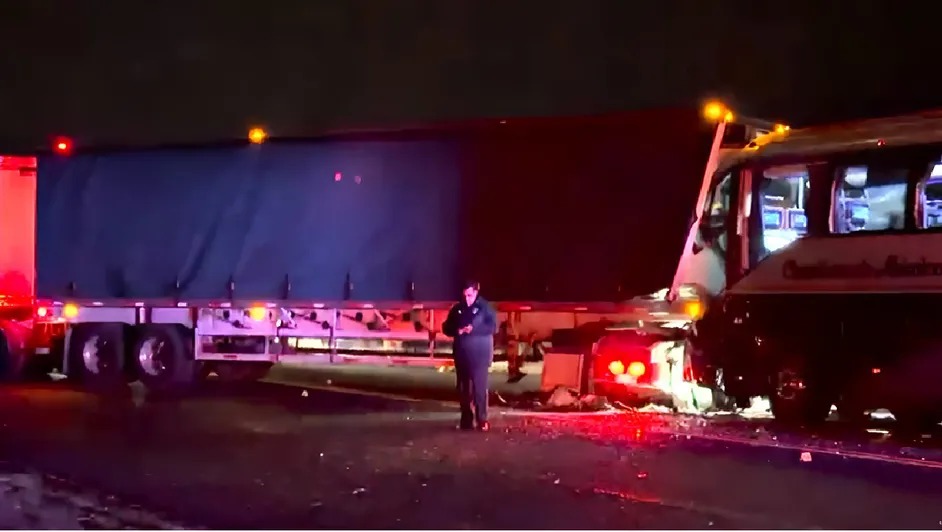 Choque entre camión de pasajeros y tractocamión deja un muerto en Zacatecas