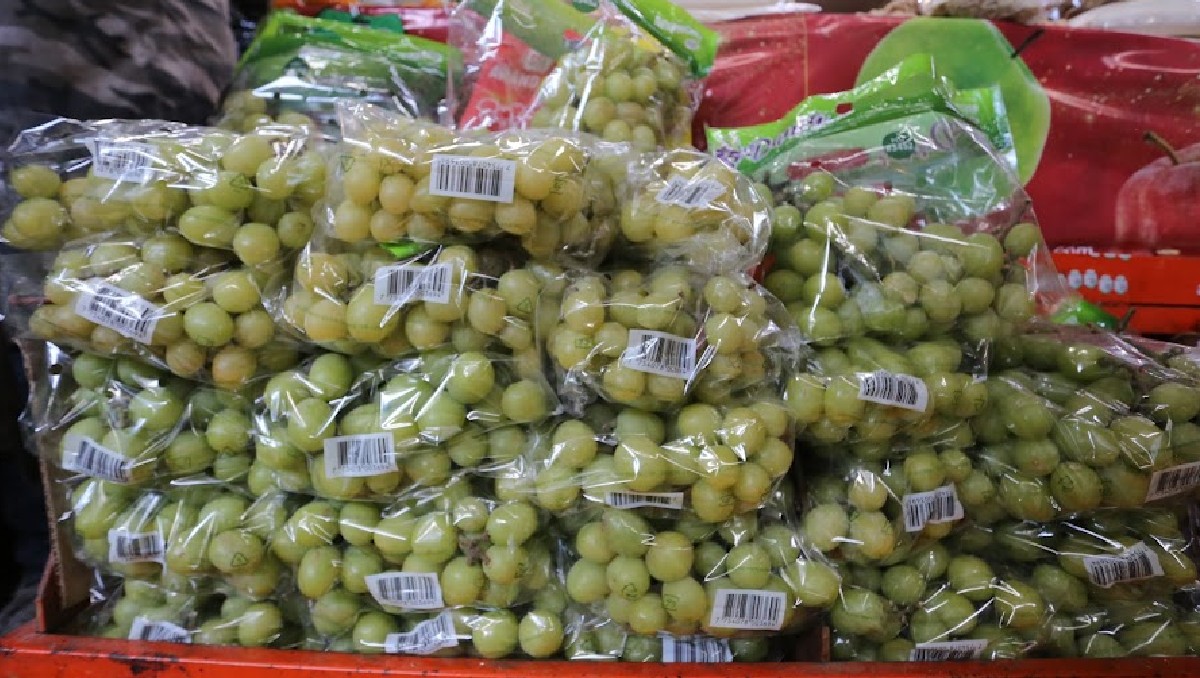 Comerciantes de León registran baja en venta de uvas por precios | Especial