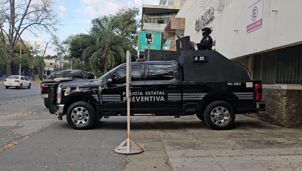 Elementos estatales vigilan lugar donde realizan velorio de empresario y su hija (Juan Carlos Munguía)