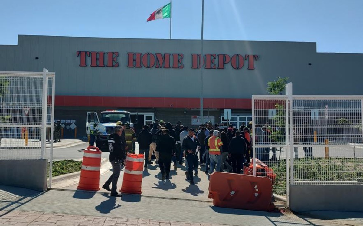 Elementos de seguridad y emergencias se encuentran en el lugar realizando acciones correspondientes a los protocolos establecidos. | Mario Juárez