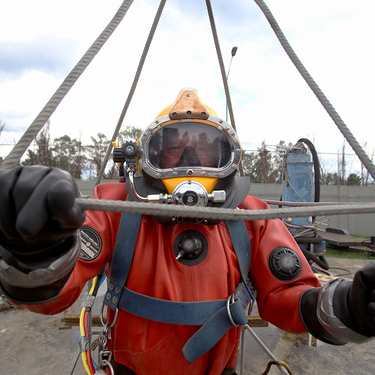 Julio César Cu Cámara de 65 años, único buzo de aguas negras del mundo