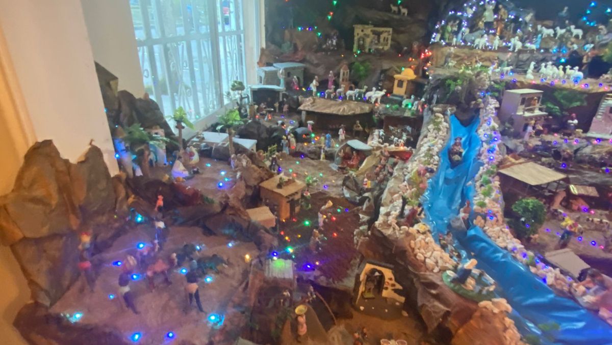 Los pequeños siguen la tradición de su abuela al solicitar a sus padres que en su hogar también coloquen el pequeño altar. | Especial