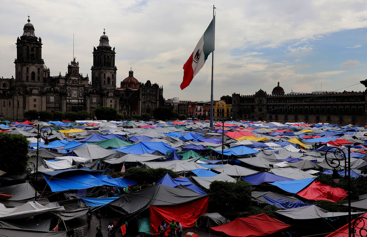 Plantón de integrantes de la CNTE en el Zócalo Capitalino. Fotografía Javier Ríos.
