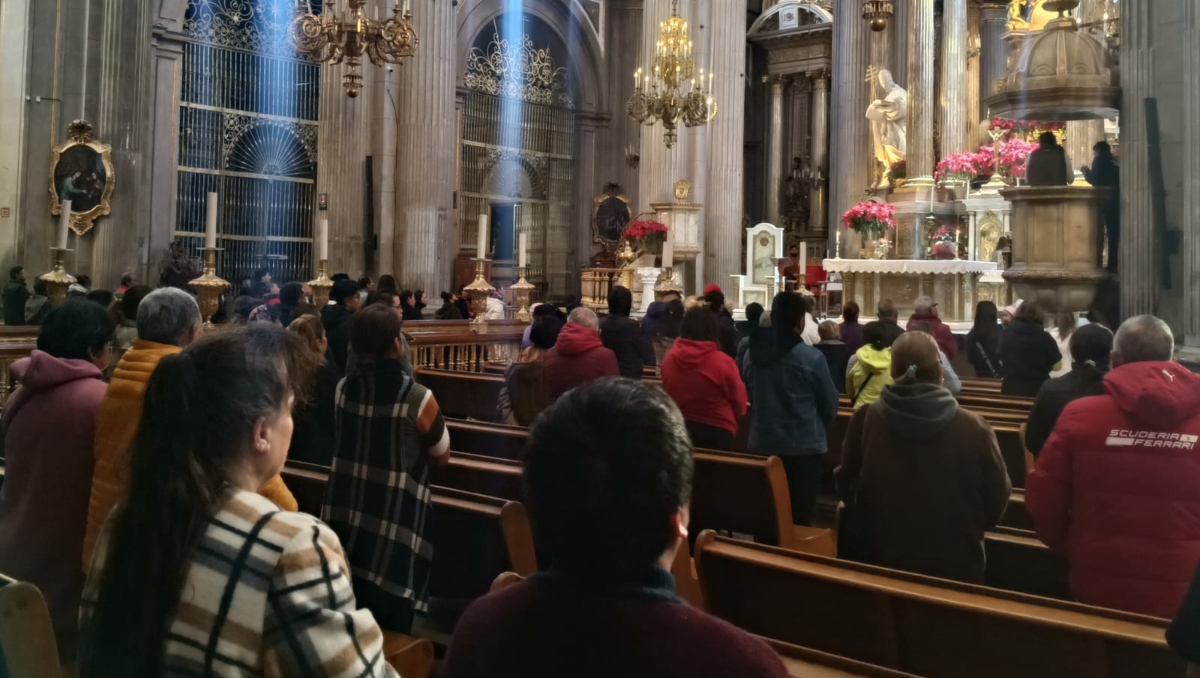Poblanos acuden a la Catedral para agradecer y encomendar el Año Nuevo | Nancy Camacho