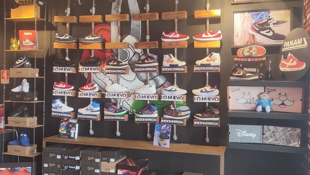 Venta de calzado deportivo en negocios de Matamoros, Tamaulipas.