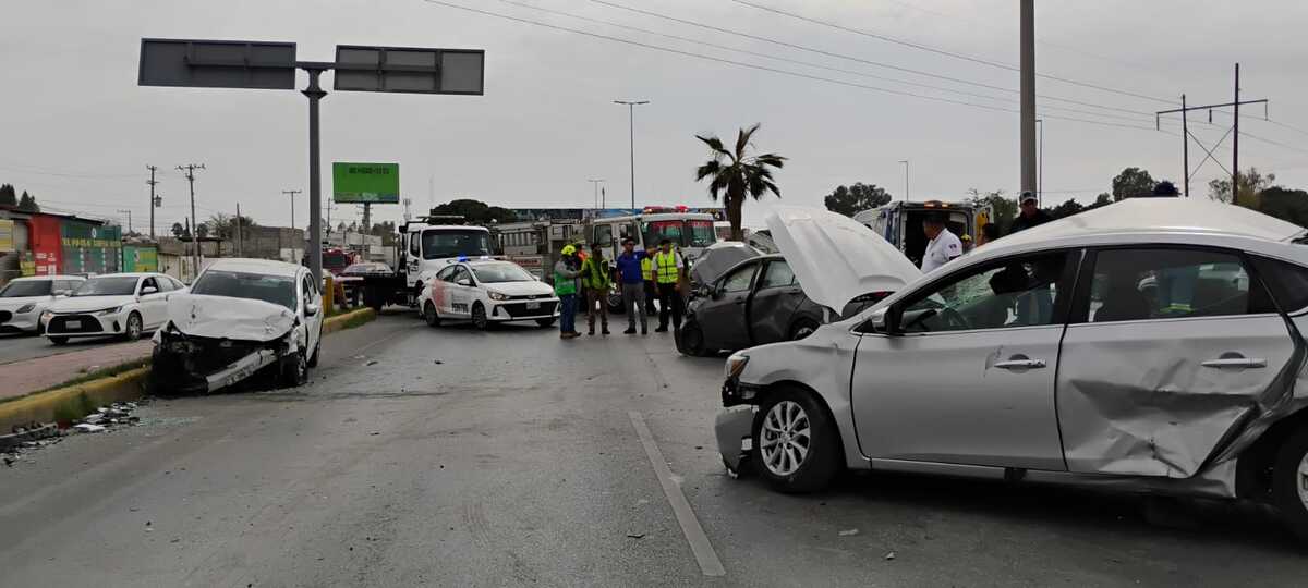 Un conductor que circulaba a exceso de velocidad invadió carriles contrarios y ocasionó un accidente vial con cuatro vehículos involucrados.| Especial