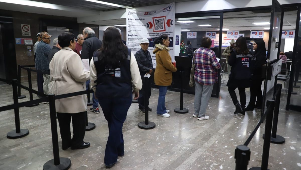 Contribuyentes madrugan para pagar el predial en Monterrey este 1 de enero | Luis Guerra