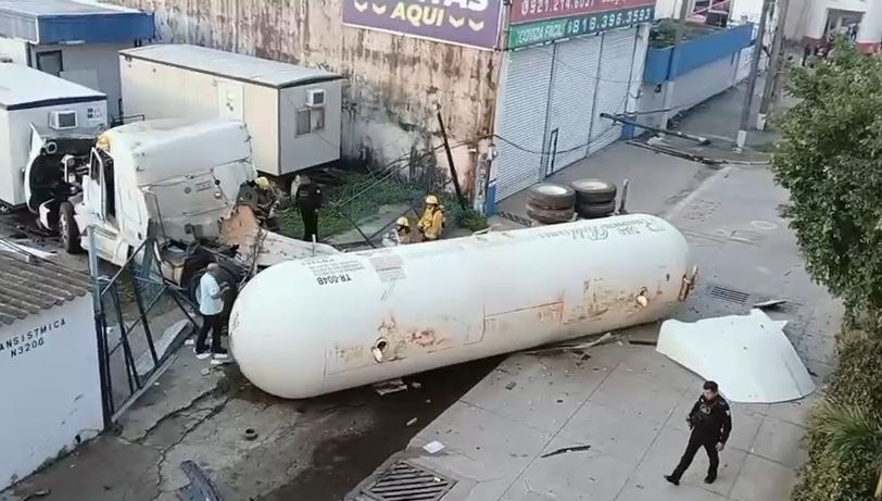 Los elementos de emergencia trabajaron para evitar un incendio; sin embargo, la pipa estaba vacía. | Foto: Especial