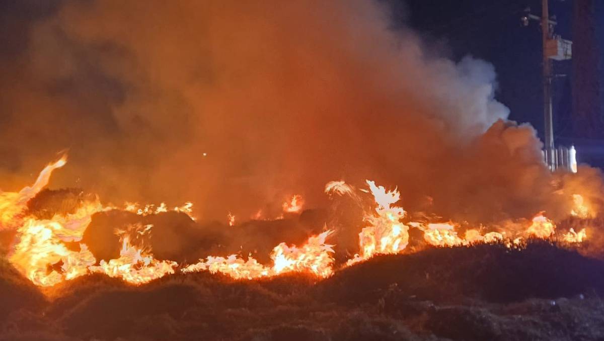 Elementos de Protección Civil y Bomberos quienes iniciaron con las labores para sofocar las llamas. Especial