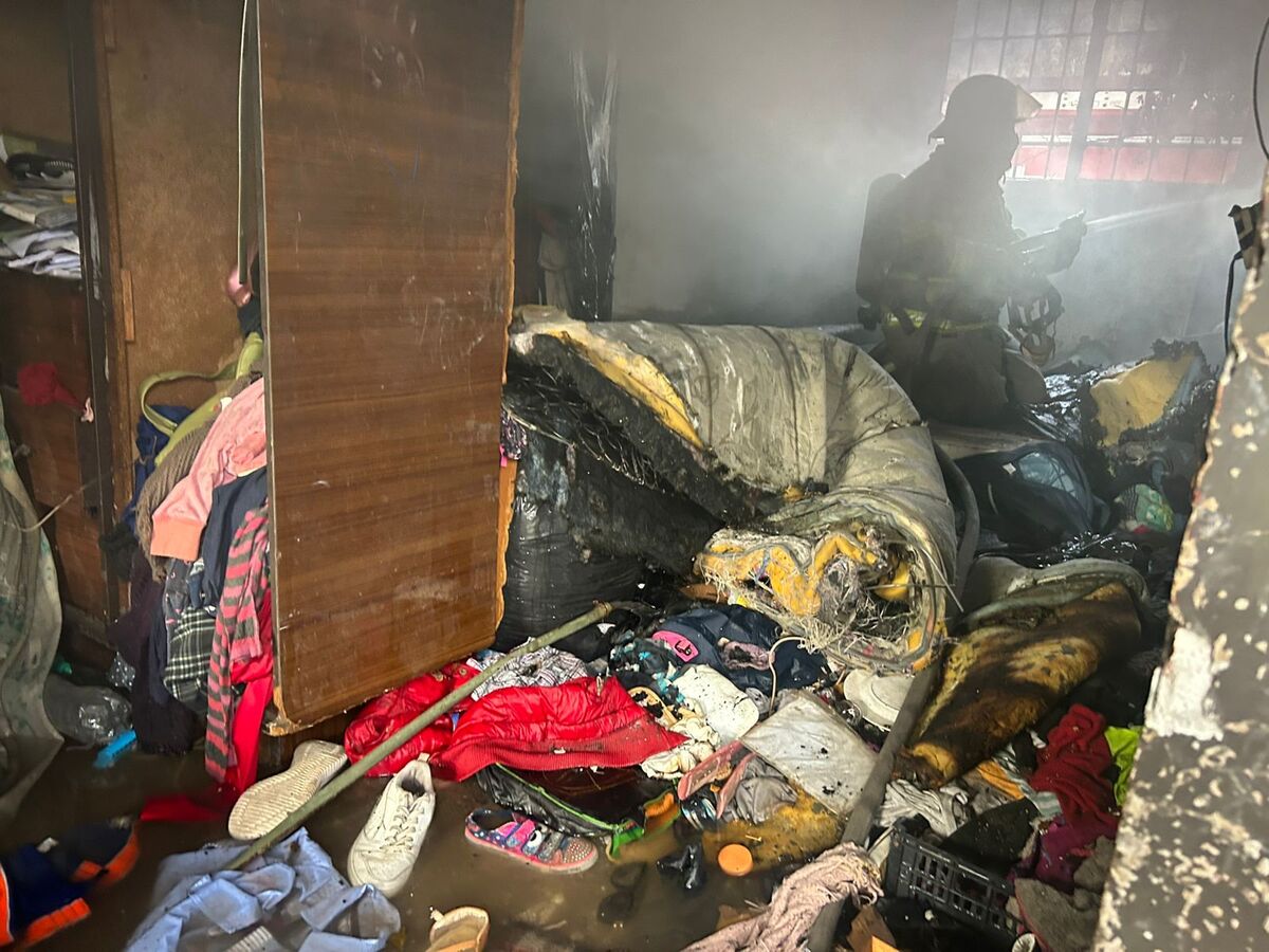 El incendio consumió diversos muebles y pertenencias, mientras autoridades investigan un posible origen intencional del siniestro.| Especial.