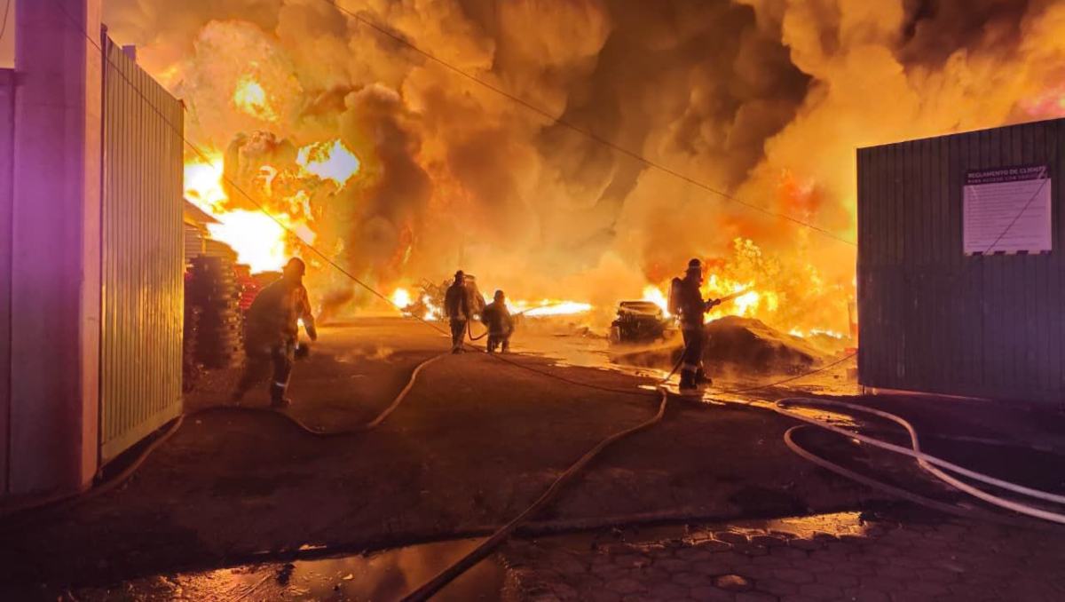 Incendios consumen fábrica y árbol navideño en las Cholulas, Puebla | Especial