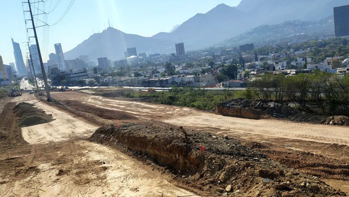 Así luce el trazo para la futura vialidad en la Loma Larga, en la parte de San Pedro | Eduardo Mendieta