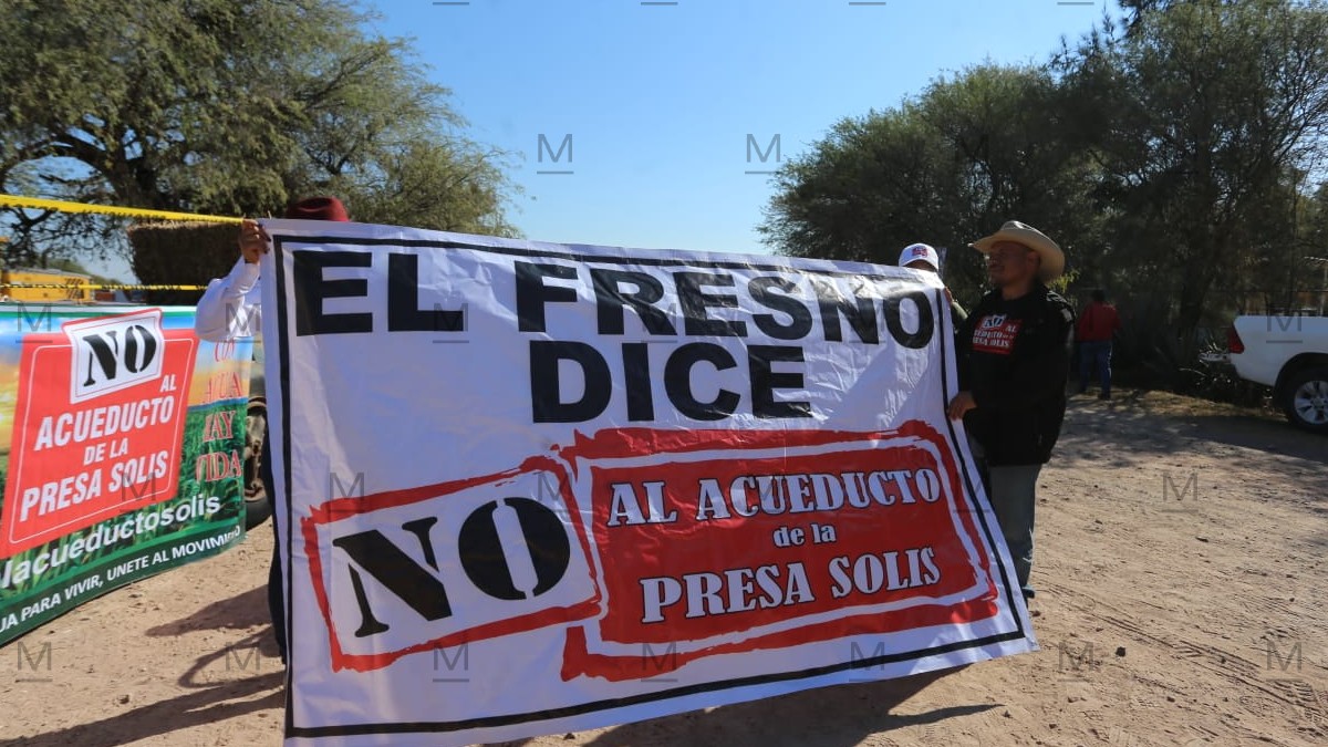 Agricultores y habitantes de Acámbaro, Jerécuaro, Pénjamo y Salvatierra se reunieron en la glorieta de la Presa Solís. Foto: Dany Béjar.