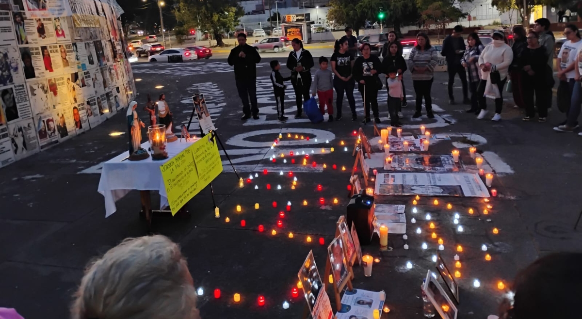 Alrededor de un centenar de personas se dio cita para el rezo del rosario (Foto: Gloria Reza)
