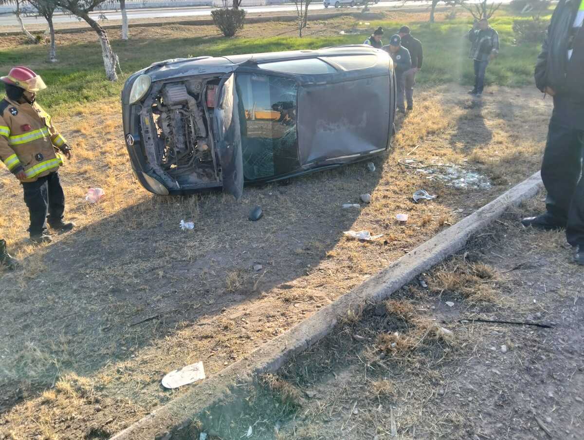 El conductor de un vehículo que presuntamente circulaba con exceso de velocidad perdió el control y volcó sobre bulevar Ejército Mexicano. | Especial