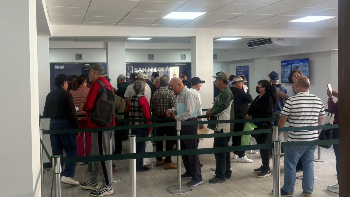 Fila para pago de predial en el edificio de Finanzas y Tesorería del municipio de San Nicolás de los Garza. | Pedro Delgado