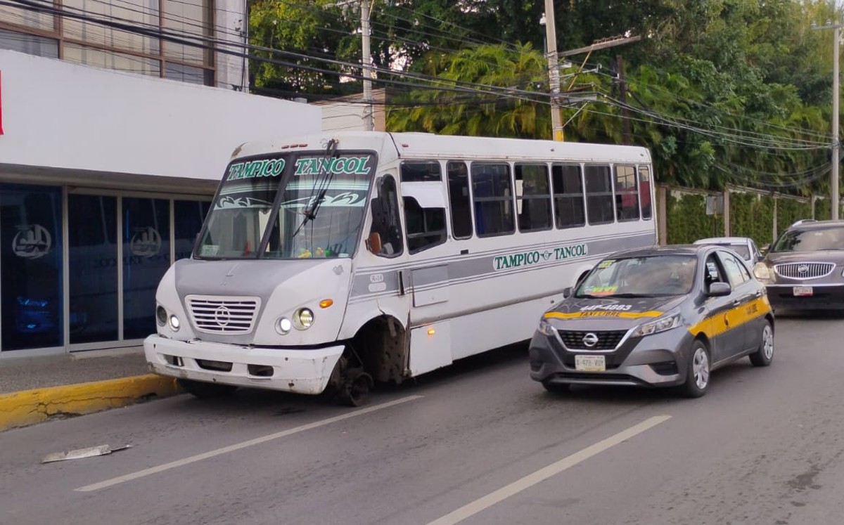 Llanta de autobús se safa y provoca accidente. | Sergio Sánchez