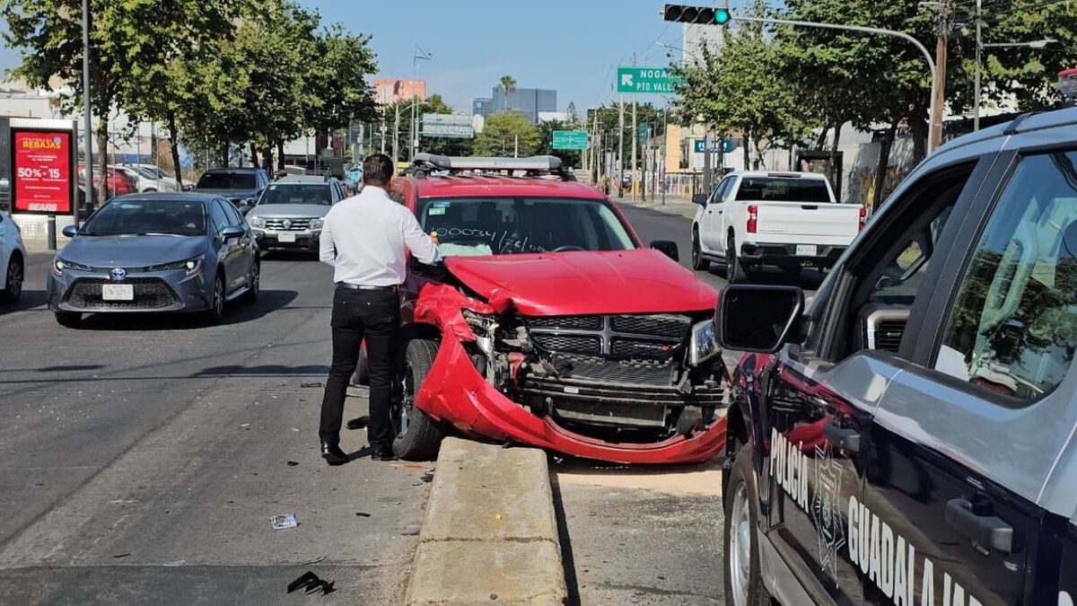 Patrulla de la Policía de Guadalajara choca en avenida Américas (Juan Carlos Munguía)