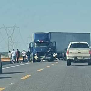 Un choque frontal entre un tráiler y un auto compacto en la carretera Victoria-Zaragoza provocó la muerte de cinco personas, entre ellas tres menores