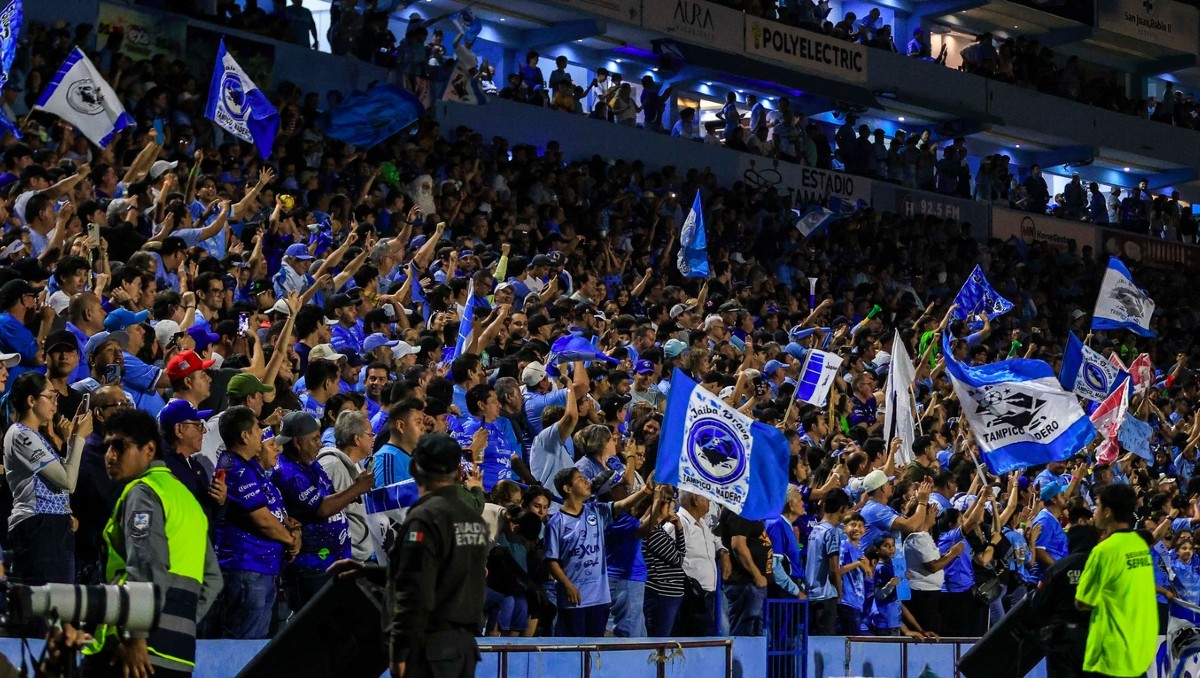 Aficionados de la Jaiba Brava en el Estadio Tamaulipas.