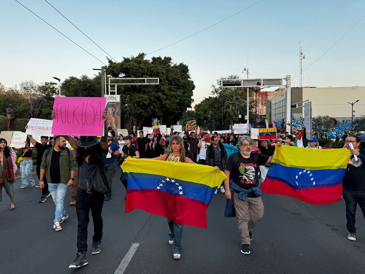 Cerca de 150 personas protestaron en Guadalajara. (Usi Toledo).