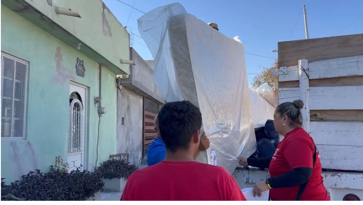 Colchones, cobertores y tanques de gas fueron algunos de los artículos que entregó el DIF de Monterrey. | Especial
