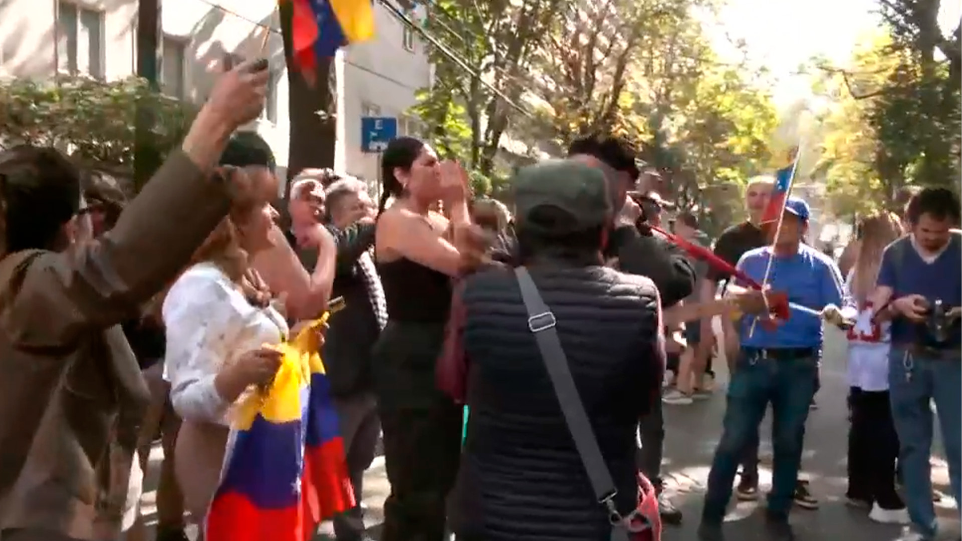 Enfrentamiento entre manifestantes frente a embajada de Venezuela en México