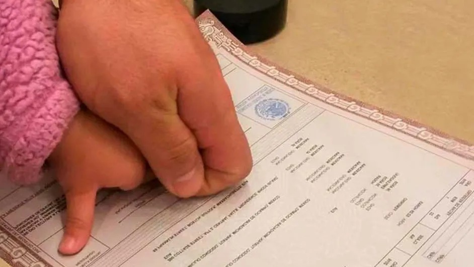 Desde 2026 familias podrán elegir el orden de apellidos al registrar a sus hijos