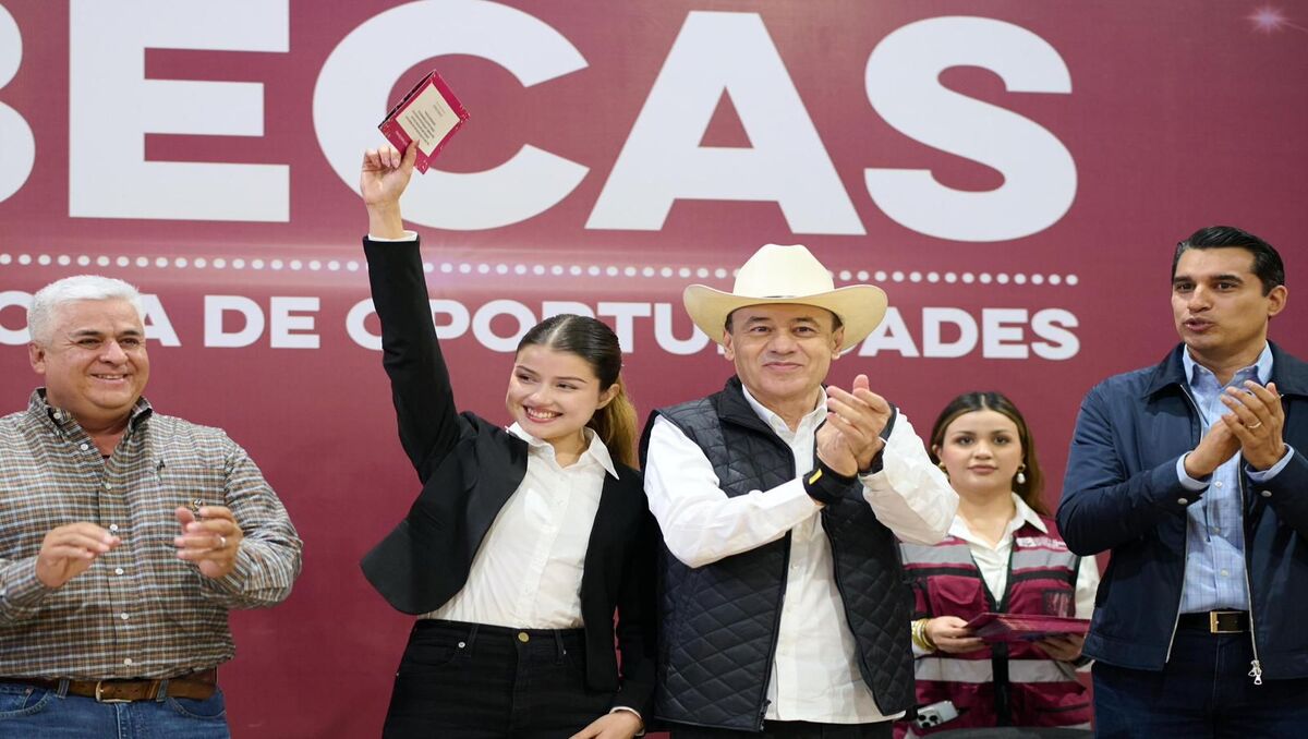 Gobernador Durazo otorga millones de pesos en becas escolares