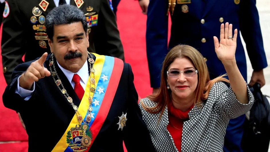 Nicolás Maduro y Cilia Flores enfrentarán cargos por narcoterrorismo en una corte de Estados Unidos, informaron autoridades.