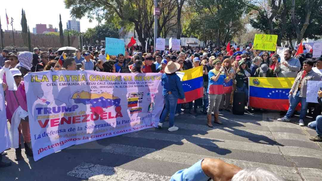 Manifestantes frente a la Embajada de EU en CDMX. | Jorge Becerril