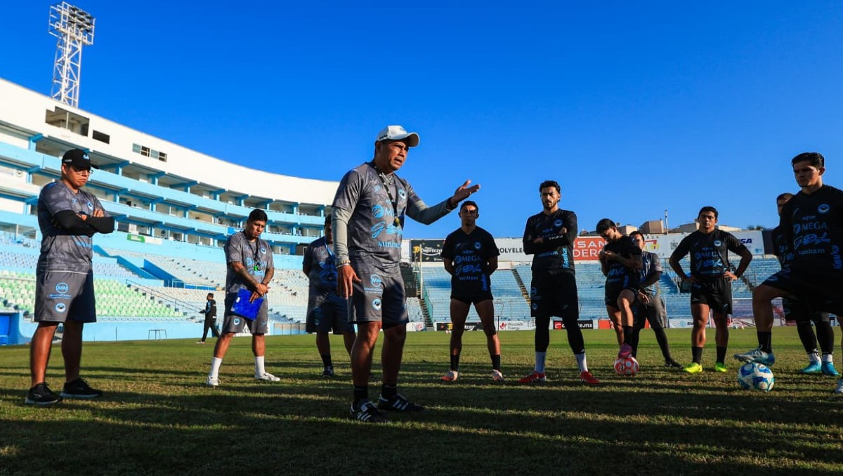 Marco Antonio "Chima" Ruiz, DT de la Jaiba Brava, da indicaciones a sus jugadores en entrenamiento.