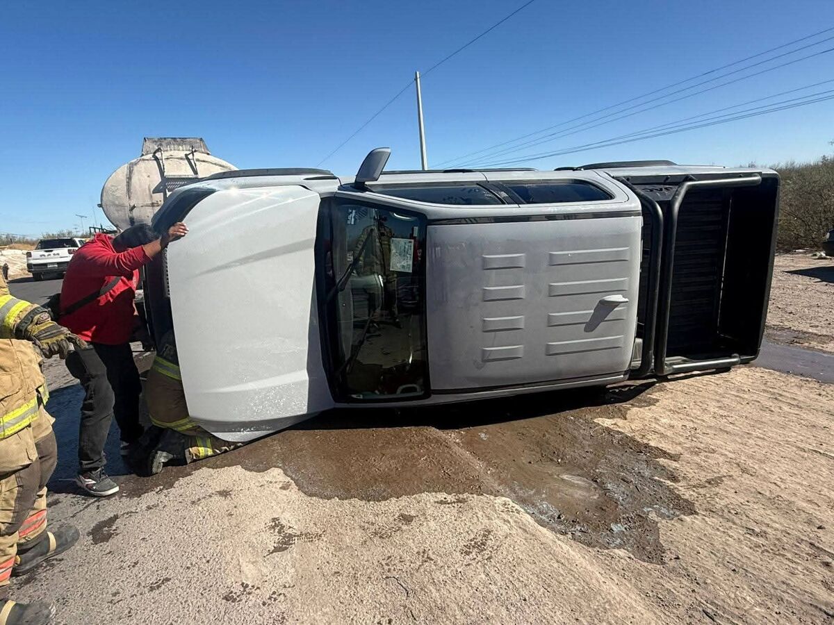 Presuntamente un camioneta familiar color blanco la impactó, por lo que terminó volcada sobre la misma vialidad. | Especial