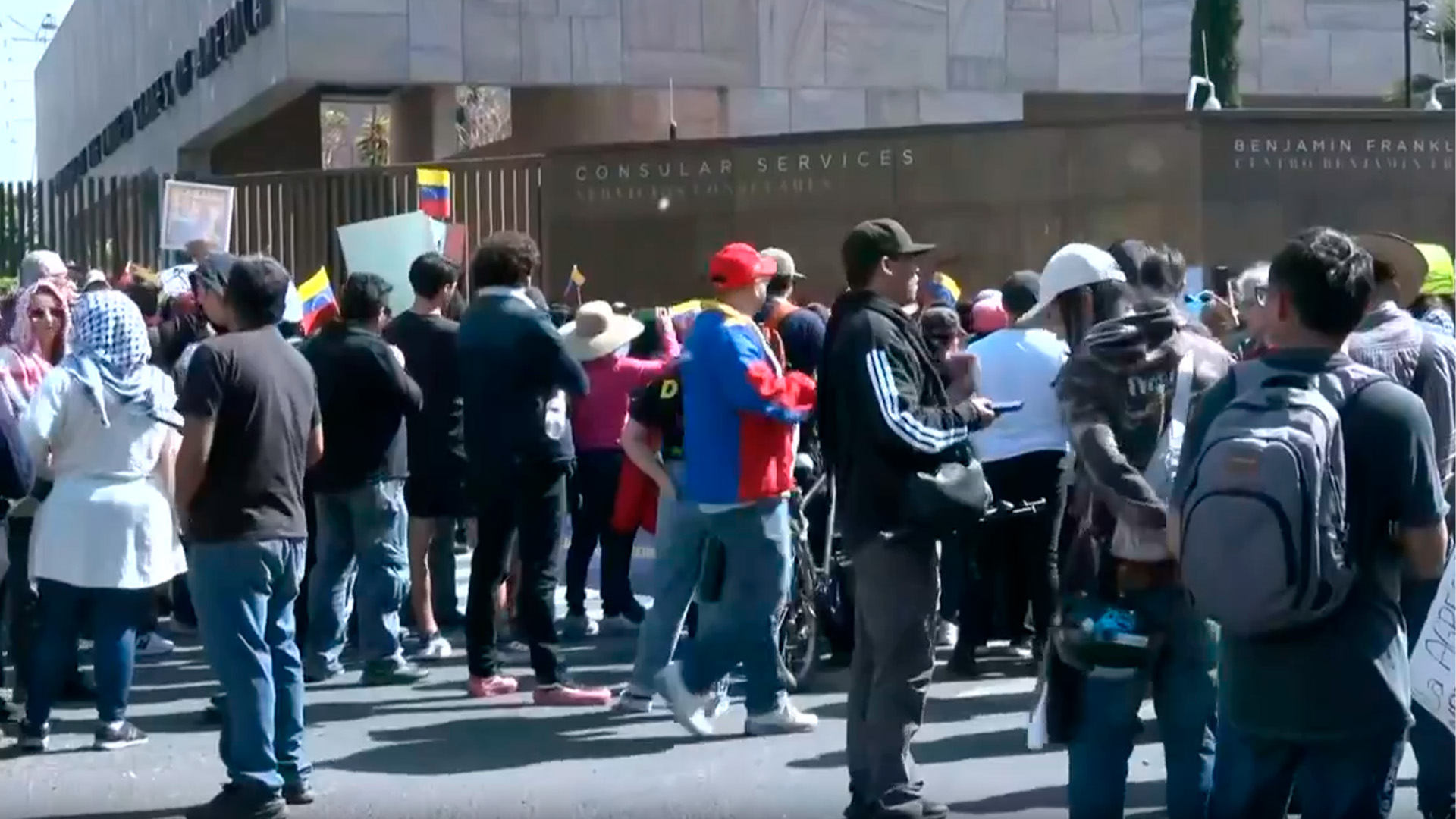 Protesta pacífica en CDMX frente a embajada de EU por captura de Maduro